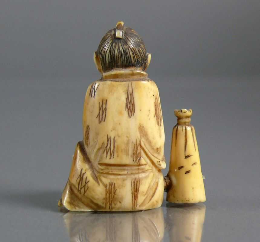 Netsuke (um 1900) "Sitzender Mann" mit Schrifttafel, Trommel und kegelförmigem Gefäß neben sich; - Image 3 of 5