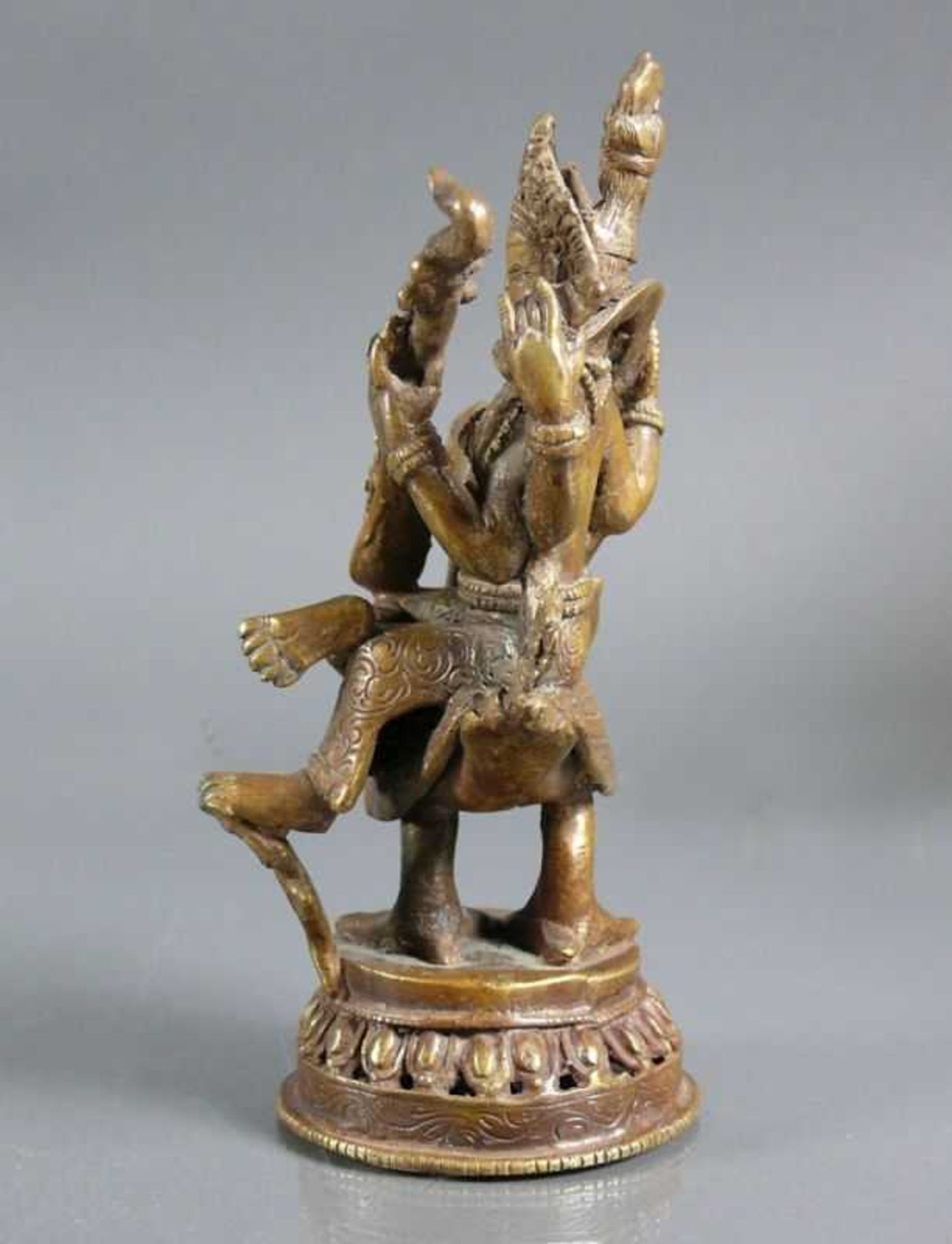 Göttin auf Vogel (Südostasien) sitzend; mit Musikinstrument in den Händen; auf Sockel; Bronze; H: - Bild 3 aus 5