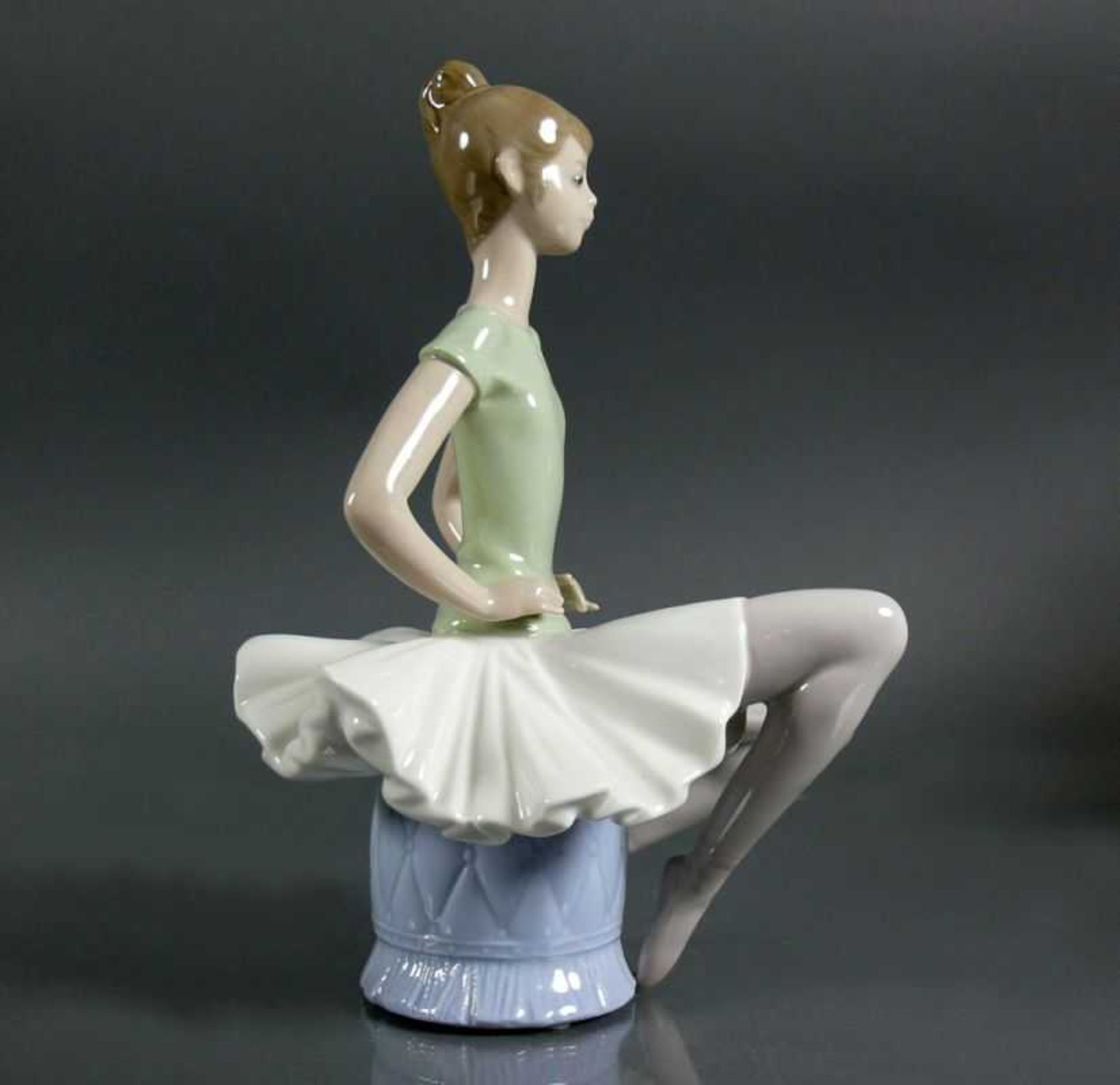 Tänzerin (Lladro, 2.H.20.Jh.) auf Trommel sitzend; farbige Unterglasurmalerei; H: 23 cm; bl. - Bild 3 aus 5