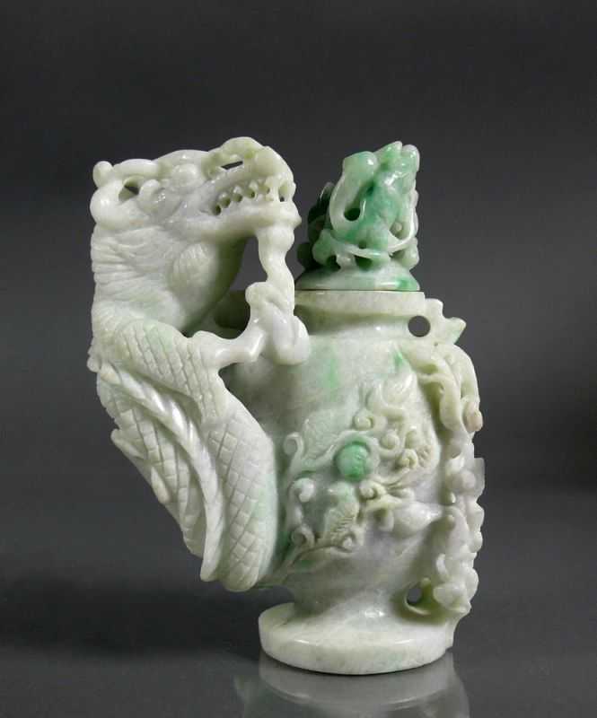 Deckelgefäß mit Drache (China, 20.Jh.) Jade; mit floralem, durchbrochenem Dekor; passiger Deckel; H: - Image 4 of 8