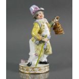 Porzellanfigur (Meissen) "Mäusefänger"; Junge mit Stock bzw. Korb mit Mäusen haltend; farbige