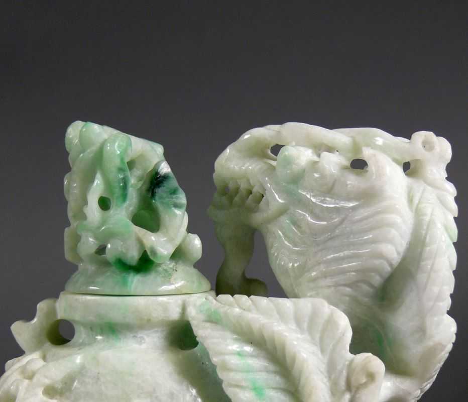 Deckelgefäß mit Drache (China, 20.Jh.) Jade; mit floralem, durchbrochenem Dekor; passiger Deckel; H: - Image 2 of 8