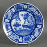 Platte (wohl China, 18.Jh.) runde Form, D: 34,5 cm; Blaudekor; im Spiegel Pfau in Landschaft