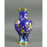 Cloisonné-Vase auf dunkelblauem Grund farbiger Kirschblüten-Dekor; H: 23 cm