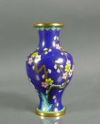 Cloisonné-Vase auf dunkelblauem Grund farbiger Kirschblüten-Dekor; H: 23 cm