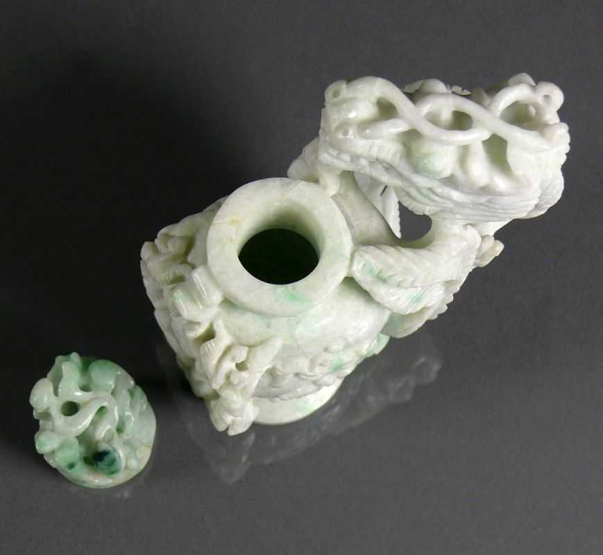 Deckelgefäß mit Drache (China, 20.Jh.) Jade; mit floralem, durchbrochenem Dekor; passiger Deckel; H: - Image 7 of 8