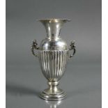 Kleine Ziervase Silber 800; Amphorenform; seitlich geschwungen verzierte Handhaben; H: 13 cm; 78g