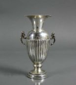 Kleine Ziervase Silber 800; Amphorenform; seitlich geschwungen verzierte Handhaben; H: 13 cm; 78g