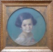 Weck, Edith (tätig um 1900) "Portrait eines kleinen Mädchens" in der rechten Hand einen Apfel;