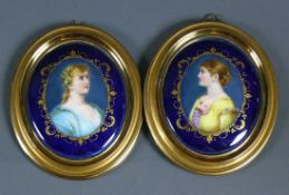 Paar Porzellan-Miniaturen (19./20.Jh.) auf gewölbter Platte jeweils Frauendarstellung im Hochoval