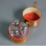 Reise-Getränkeset (1.H.20.Jh.) rundes Ledergefäß mit 3 Glasbehälter; jeweils mit Metallverschluss;
