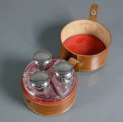 Reise-Getränkeset (1.H.20.Jh.) rundes Ledergefäß mit 3 Glasbehälter; jeweils mit Metallverschluss;