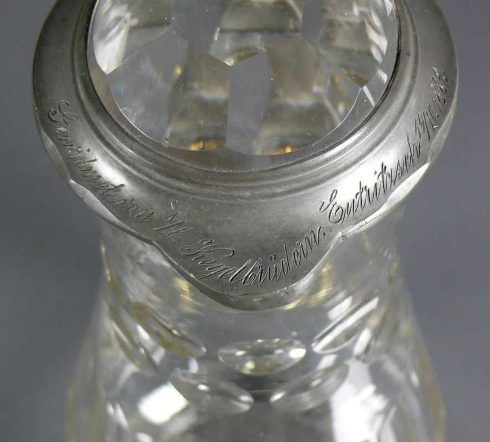 Deckelkrug (19.Jh.) geschliffenes Klarglas mit Ohrenhenkel; Zinnmontage mit Daumenrast und - Bild 3 aus 3