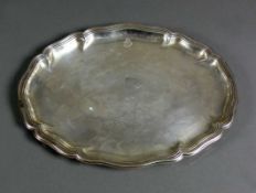 Tablett ovale Form mit mehrfach profiliertem, gewelltem Rand; Deutsch, Silber 925; 1,5 x 27 x 21 cm;