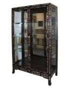 Vitrine (China, Qing, um 1900) 2-türige, Seiten und Front verglaste Vitrine mit 3 Glasbodeneinsätzen