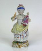 Junges Mädchen mit Puppe (Meissen, um 1900) in der anderen Hand einen Spiegel haltend; Entwurf von