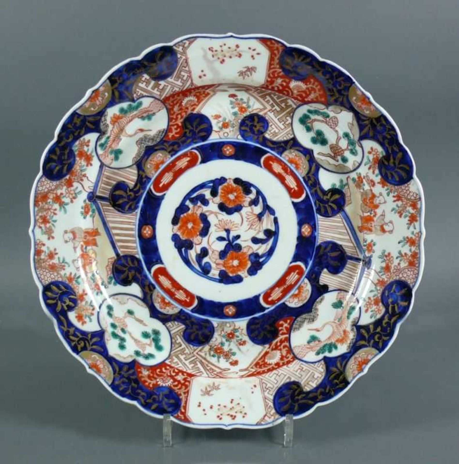 Platte (China, 19.Jh.) runde Form mit gewelltem Rand; blau/roter Dekor mit grün; Personen,