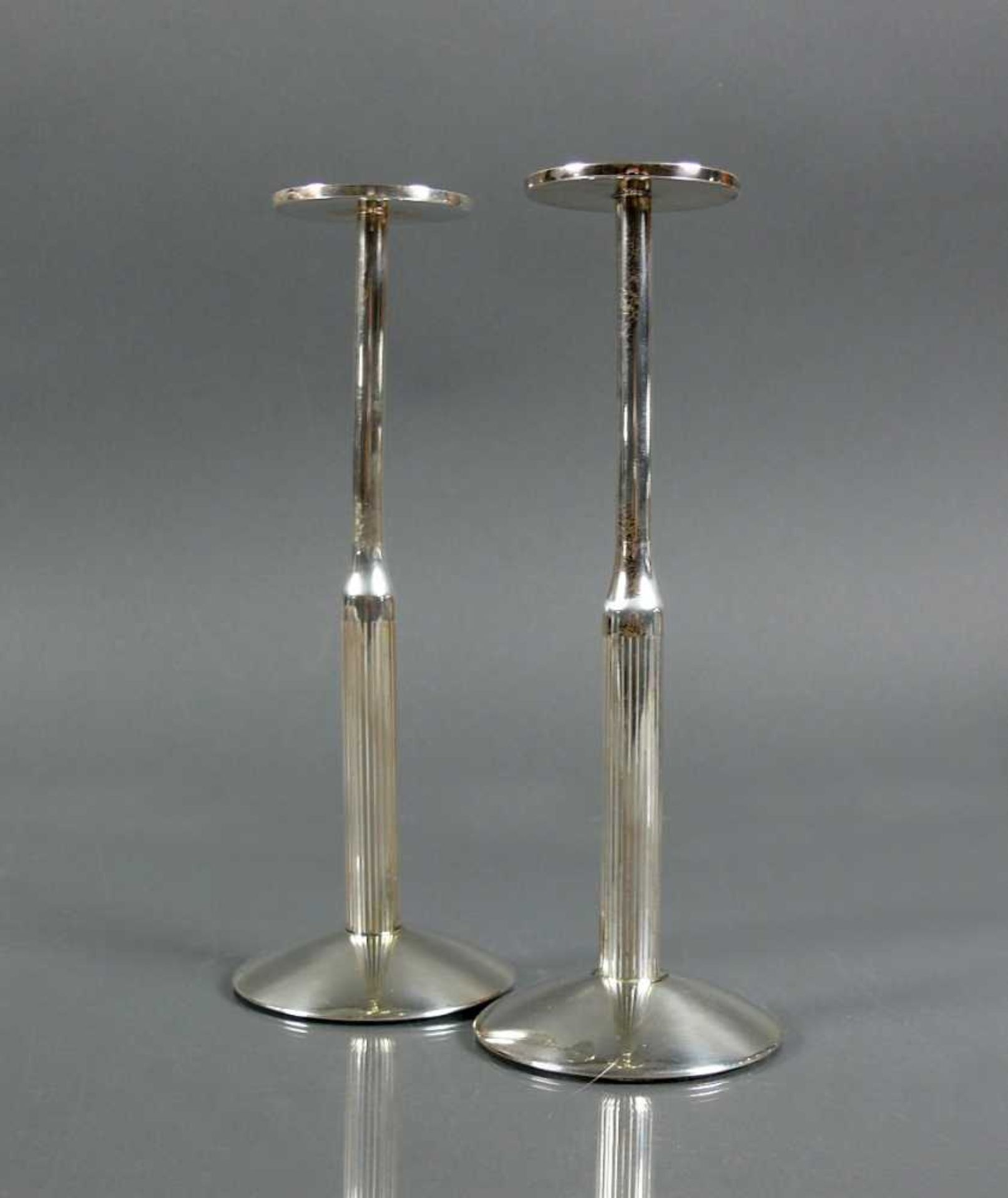Paar Kerzenleuchter Deutsch, Silber 925 WTB; flacher Fuß mit gestrecktem Korpus; untere Hälfte