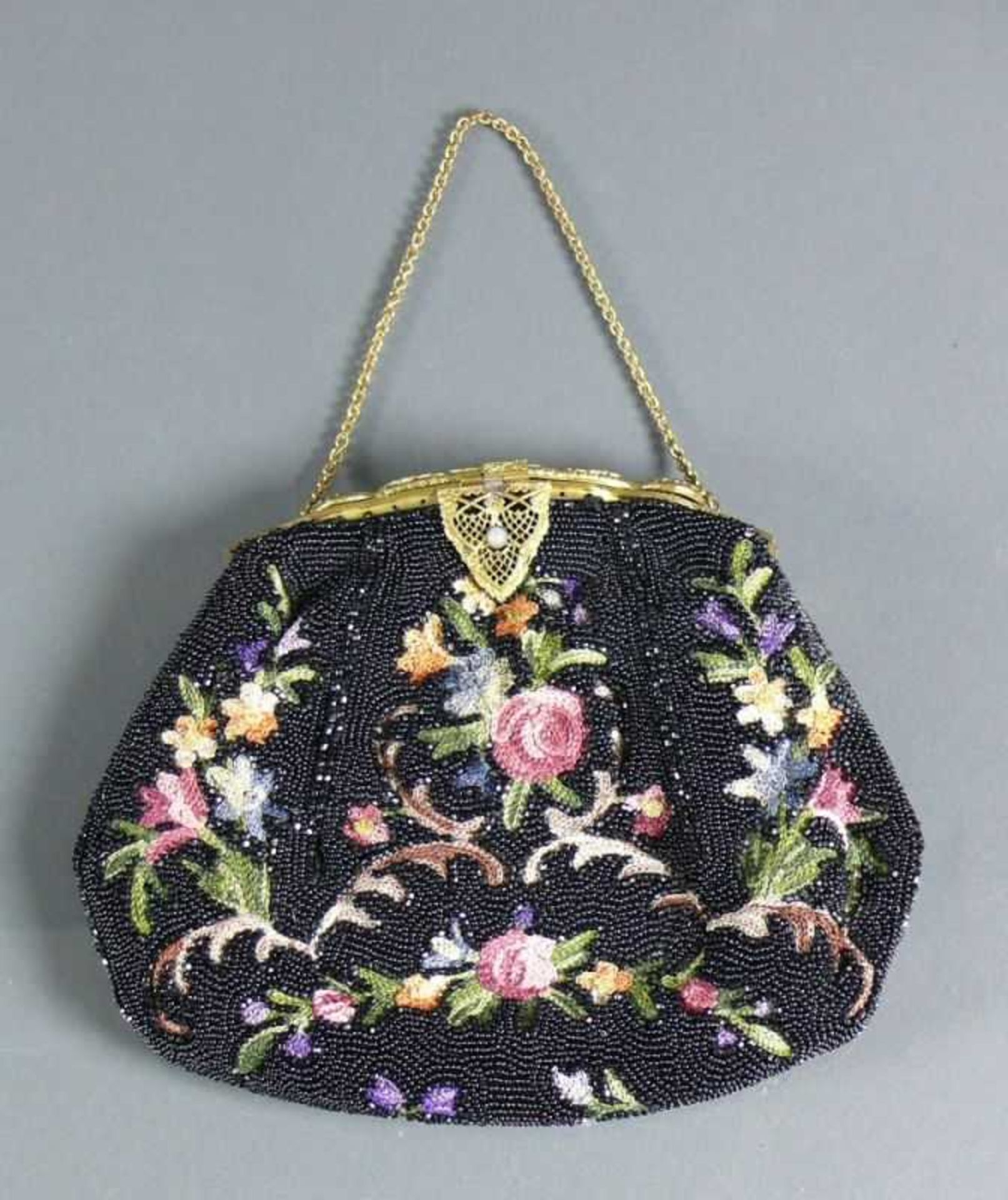 Abendtasche (1910-20) Perlstickerei in schwarz und gestickte farbige Blüten; Messingbügel floral