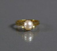 Damenring 18ct GG; mit zentral besetzter Perle; 5g; Ringgr. 53,5