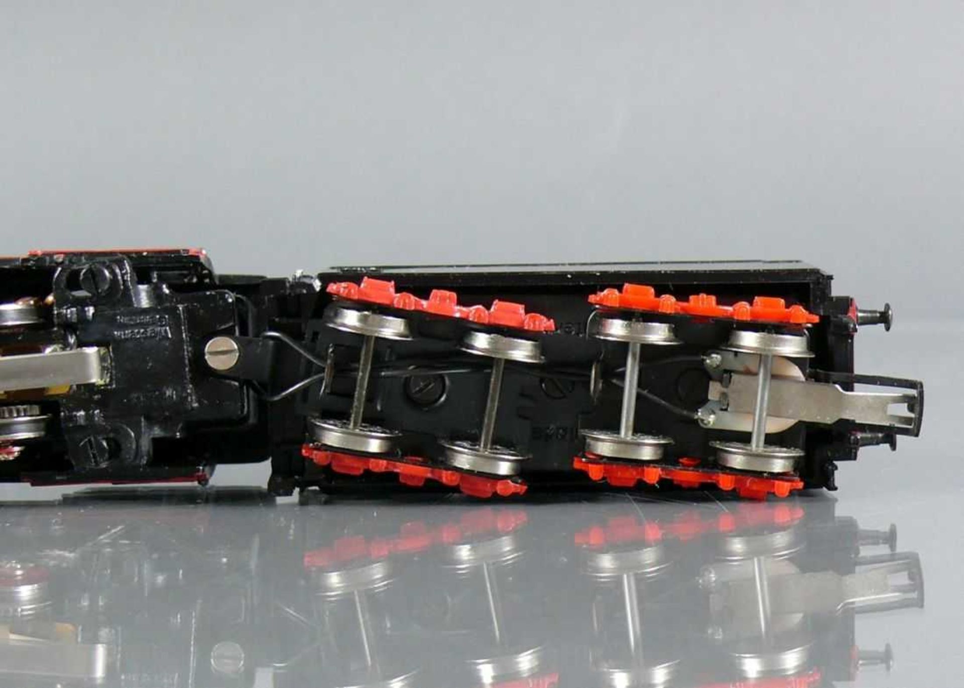 Märklin-Dampflokomotive mit Tender Baureihe 44 der DB; Guss in schwarz; 2 Stirnlampen mit runden - Bild 3 aus 5