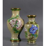 2 Cloisonné-Vasen farbiger Blütendekor auf gelblichem Grund; H: 13 bzw. 17 cm;