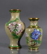 2 Cloisonné-Vasen farbiger Blütendekor auf gelblichem Grund; H: 13 bzw. 17 cm;