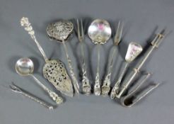 Konvolut div. Silber-Vorlegebesteck jeweils Silber 800 bzw. 835; Zuckerzange, Zuckerlöffel, Paar