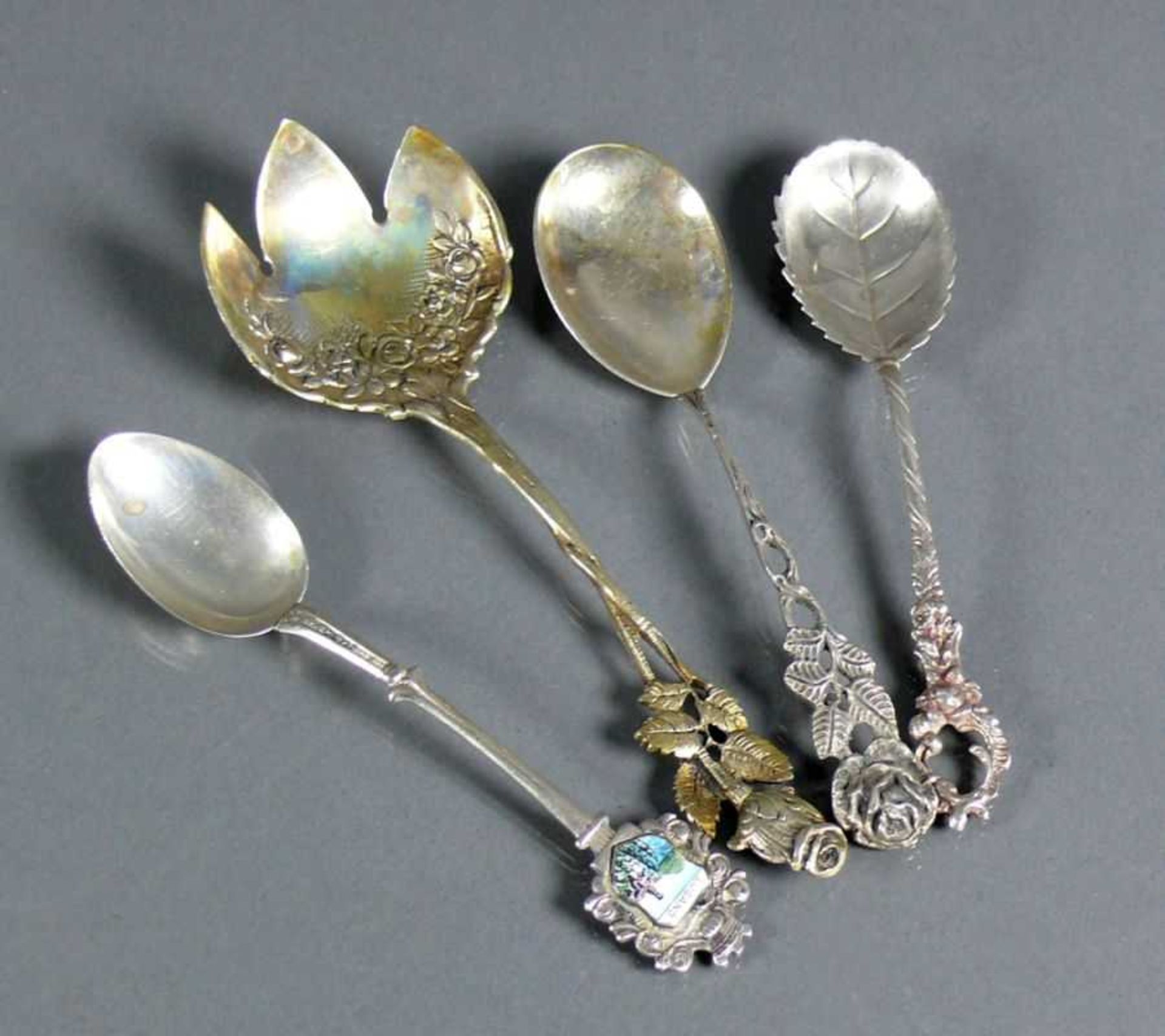 4 div. kleine Löffel jeweils Silber 800; L: 11,5 - 13,5 cm; unterschiedliche Dekore; zus. 58g