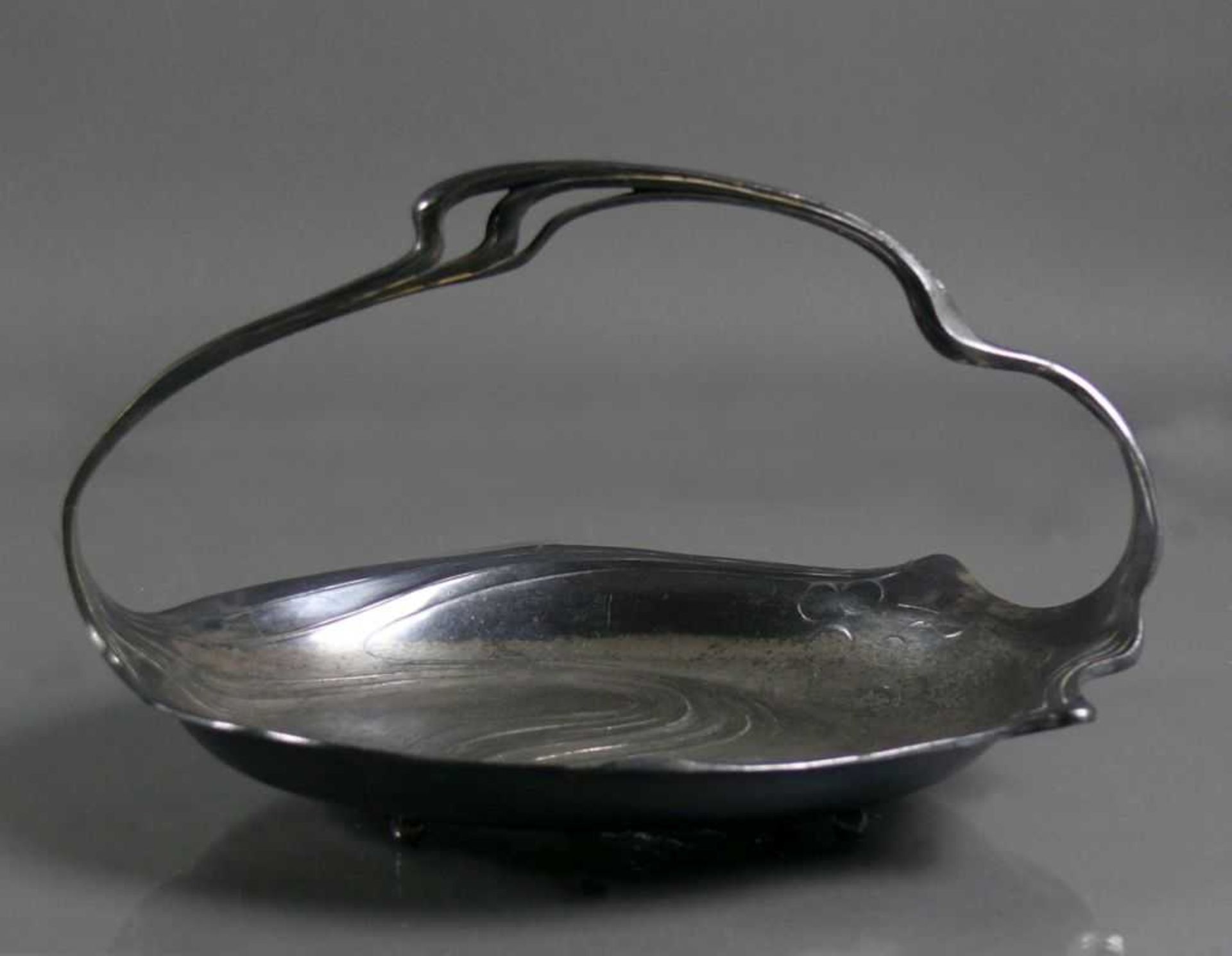 Jugendstil-Henkelschale (um 1900) Zinn; geschwungener Dekor; ca. 25 x 19 cm