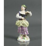 Porzellanfigur (Meissen, 1860-1924) "Frau mit Triangel" farbige Unterglasurmalerei; unbeschädigt;