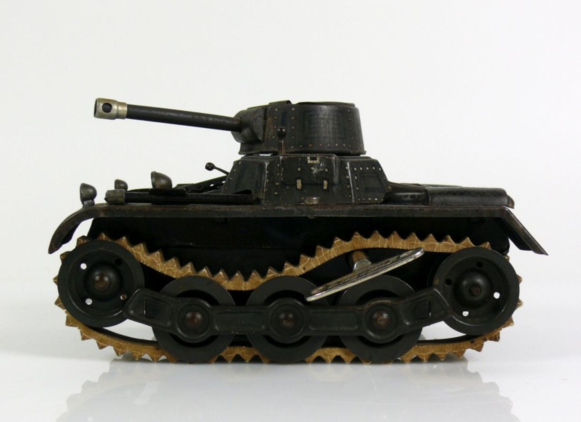 Panzer (GAMA, vor 1945) "GAMA TANK", so bezeichnet auf dunkeloliv farbenem Grund; Originalschlüssel, - Bild 2 aus 7