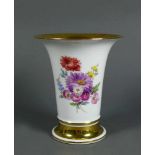 Vase (Meissen, um 1900) trompetenförmig; Sockel und ausgestellter Rand vergoldet; Wandung mit