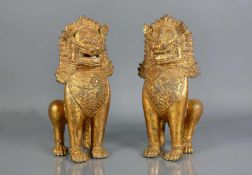 Paar Tempelwächter (wohl Thailand, 18./19.Jh.) als Hunde; Bronze vergoldet; H: je 27,5 cm;
