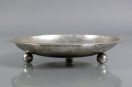 Anbietschale Silber 835, runde Form auf drei Kugelfüßen; gehämmerter Dekor; D: 17,5 cm; 122 g;