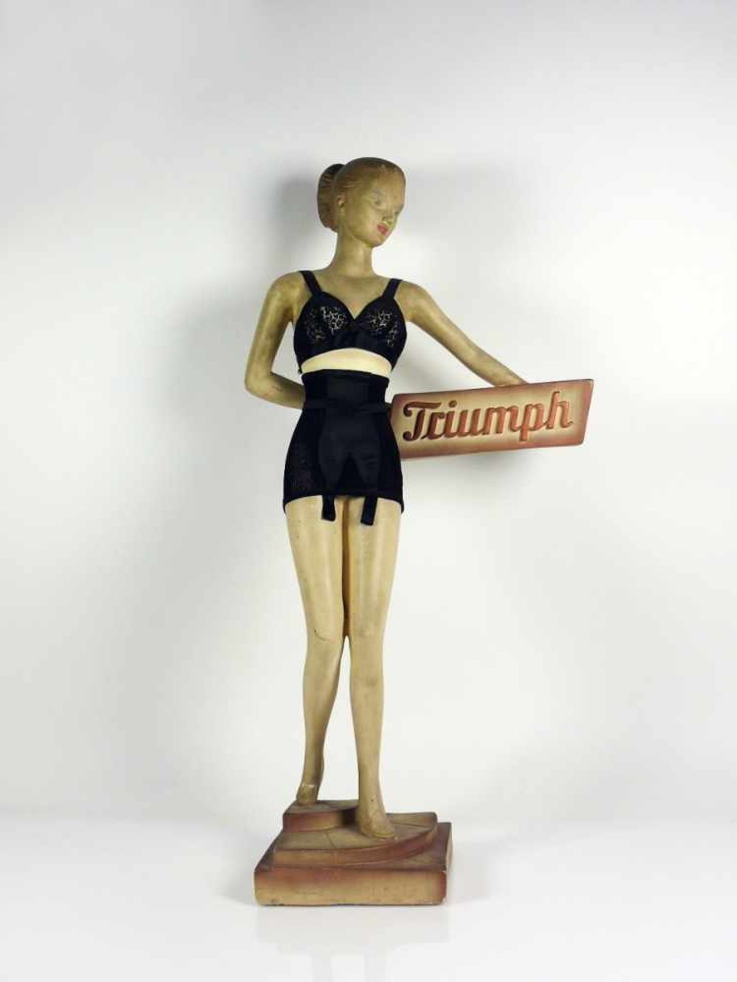 Triumph-Werbefigur (Mitte 20.Jh.) leicht bekleidete, junge Frau ein Schild mit Aufschrift Triumph