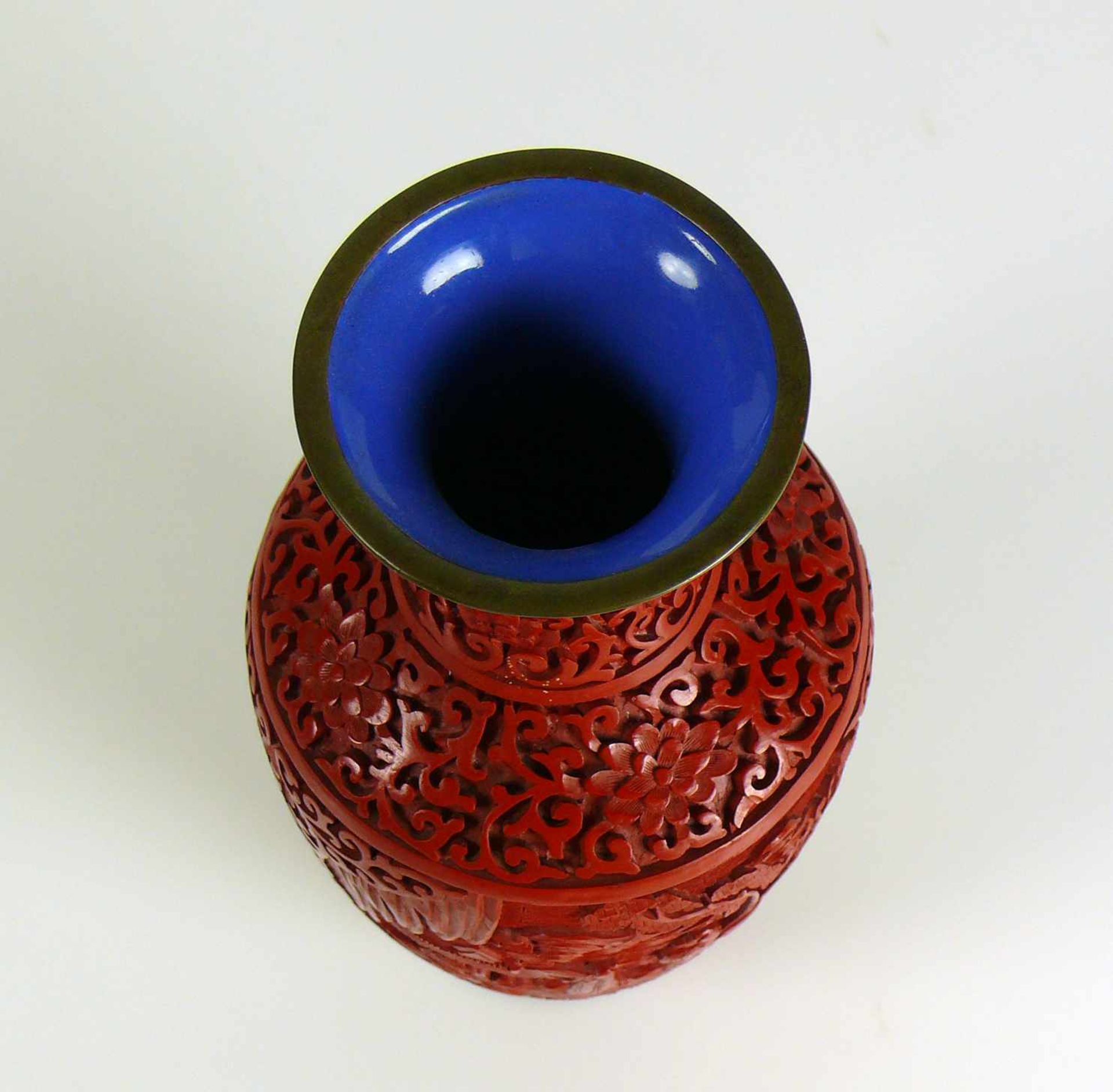 Rotlack-Vase (China) auf Emaillegrund in blau; Messingränder; umlaufender Landschafts- und - Bild 3 aus 3