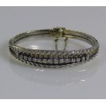 Armband 18ct WG; im mittigen, verdickten Verlauf Besatz von 15 Brillanten; zus. ca. 1,0 ct; 32g