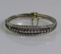 Armband 18ct WG; im mittigen, verdickten Verlauf Besatz von 15 Brillanten; zus. ca. 1,0 ct; 32g