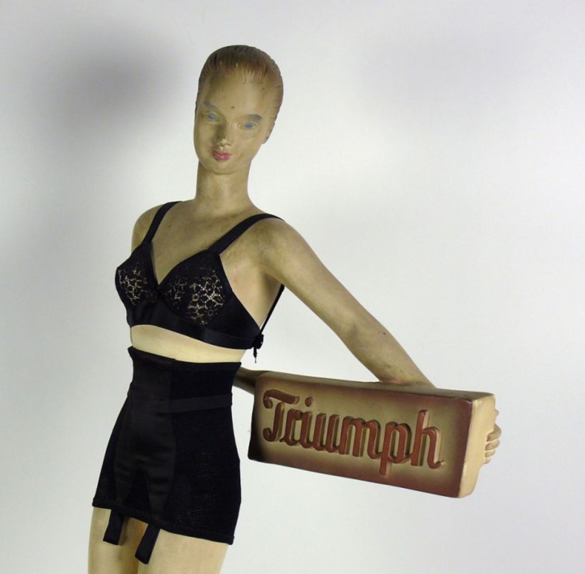 Triumph-Werbefigur (Mitte 20.Jh.) leicht bekleidete, junge Frau ein Schild mit Aufschrift Triumph - Bild 3 aus 6