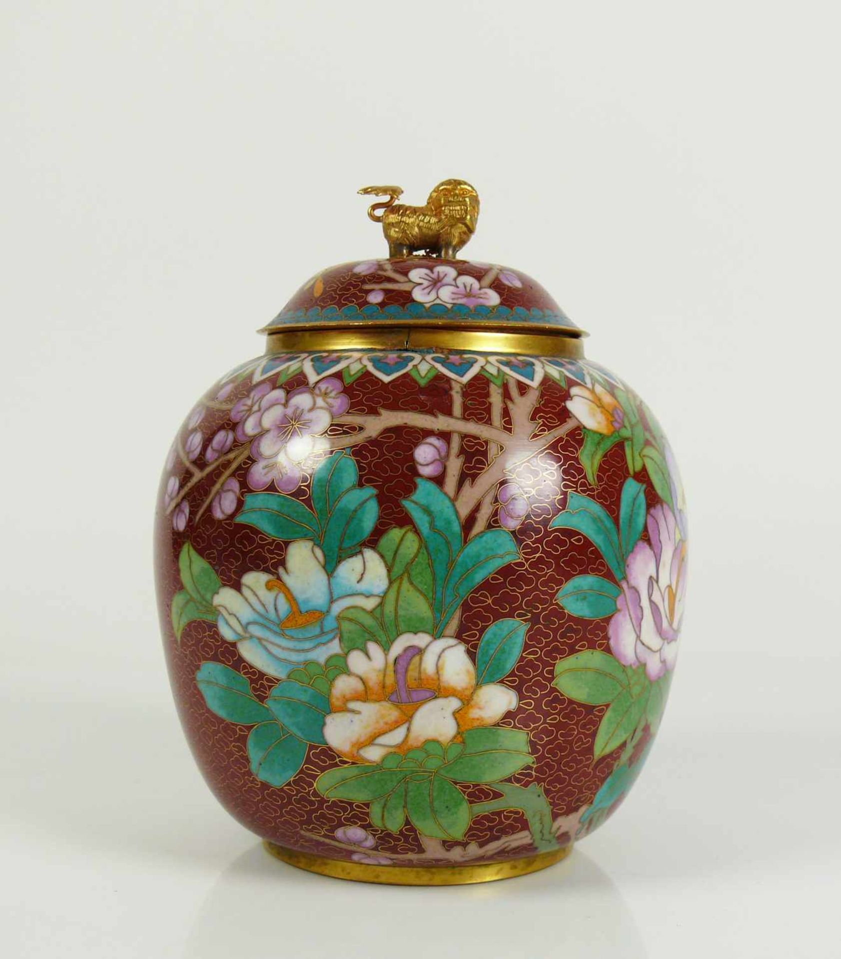 Cloisonné-Deckelvase (20.Jh.) runde Form mit gewölbtem Deckel; dieser mit Nodus in Form eines Fo-