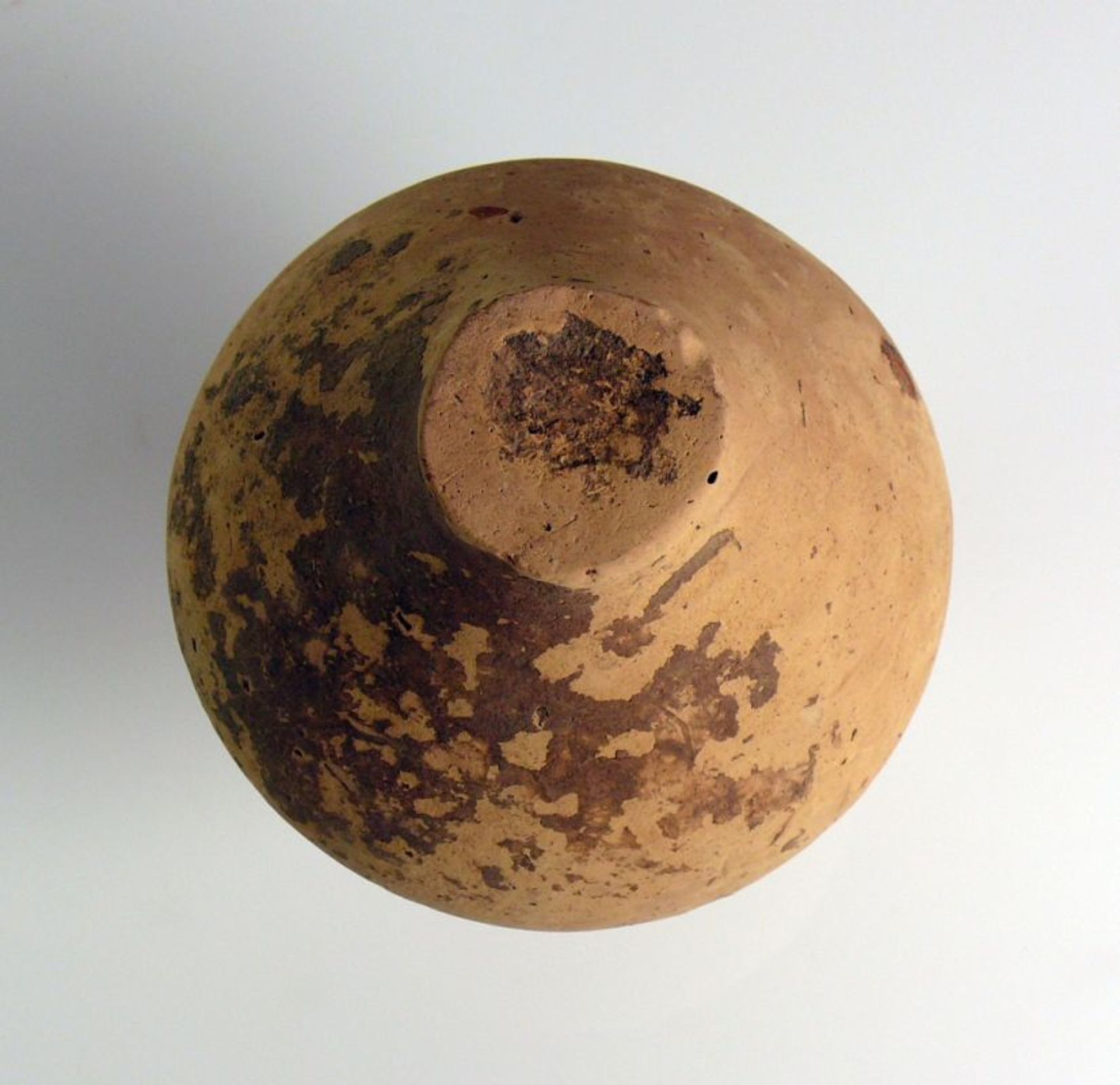 Tonkrug (Römisch 2.H.des 2.Jh.) kugelförmiger Korpus mit kurzem Hals und Henkel; H: ca. 18 cm; - Bild 3 aus 3