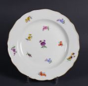 Teller (Meissen, um 1900) bunter Streublumendekor; gewellter Rand verg.; bl. Schwertermarke, I.