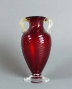 MURANO-Vase Kelchform; rotes Glas; seitl. Henkel mit Golddekor; farbloser Scheibenfuß; Wandung mit