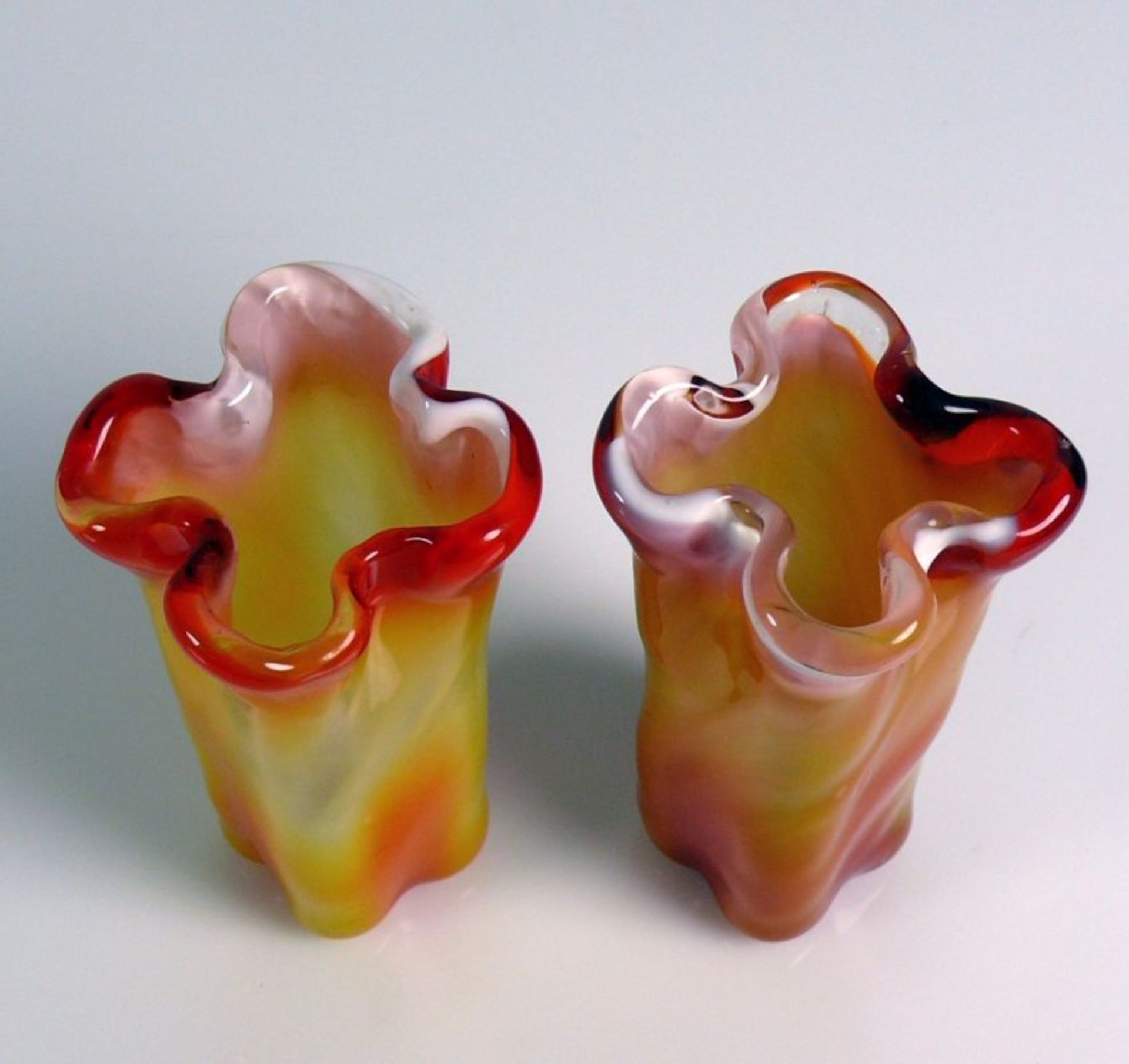 Paar Vasen (20.Jh.) gestreckter Korpus mit gewelltem Rand; farbloses Glas mit orange/gelben - Bild 2 aus 3