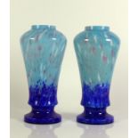 Paar Vasen (1.H.20.Jh.) farbloses Glas mit Einschmelzungen in dunkel- und hellblau sowie Flecken von