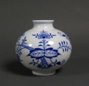 Vase (Meissen, Ende 20.Jh.) bl. Schwertermarke, I. Wahl; kugelförmiger Korpus; Zwiebelmuster; H: