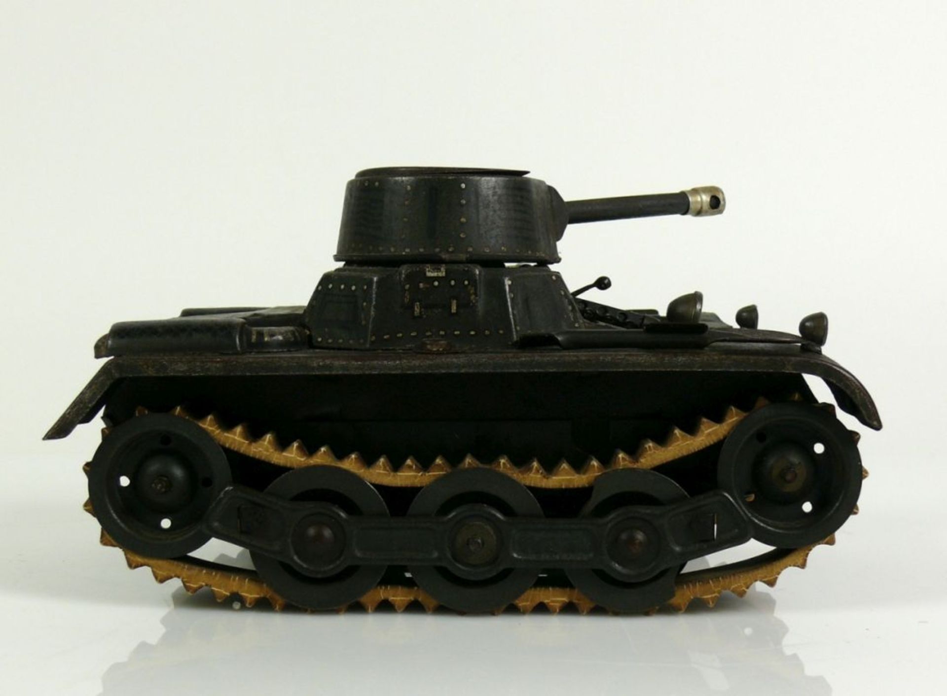 Panzer (GAMA, vor 1945) "GAMA TANK", so bezeichnet auf dunkeloliv farbenem Grund; Originalschlüssel, - Bild 4 aus 7