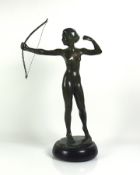 Diana (20.Jh.) stehender, weiblicher Akt einen Bogen in der Hand haltend; Bronze, dunkel