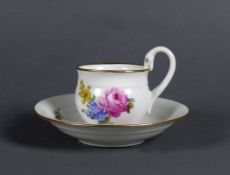 Mokkatasse (Meissen, um 1900) mit UT; farbiger Blütendekor mit roter Rose; Schwanenhenkel;